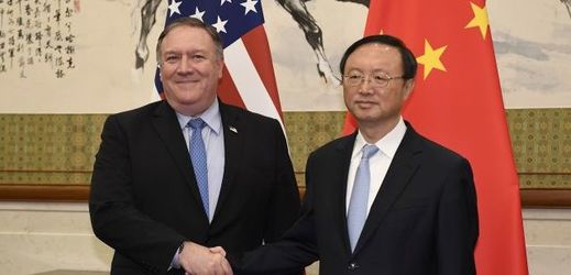Americký ministr zahraničí Mike Pompeo (vlevo) a čínský státní tajemník Jang Ťie-čch'.