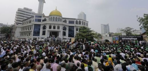 Stoupenci odvolaného premiéra Vikremasingheho vyšli po jeho sesazení do ulic Kolomba.