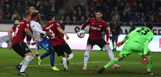 Hannover porazil Wolfsburg 2:1. oba týmy daly gól z penalty. 