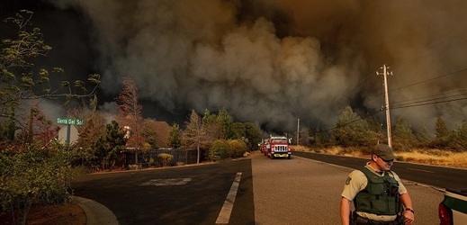 Požár nazvaný Camp fire už podle úřadů zničil přes 6500 budov a zabírá plochu 364 kilometrů čtverečných.