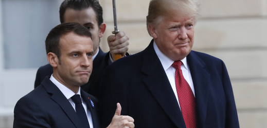Zleva: Emmanuel Macron a Donald Trump.