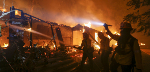 V oblasti kolem Los Angeles je požárem Woolsey ohroženo 75 tisíc domů. 