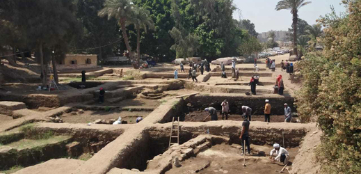 Archeologické vykopávky poblíž Káhiry.