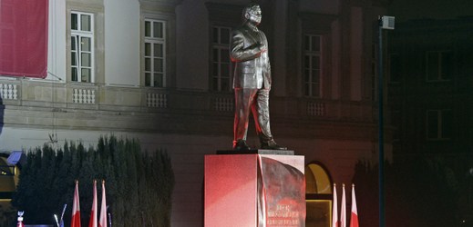 Ve Varšavě odhalili pomník exprezidenta Lecha Kaczyńského.