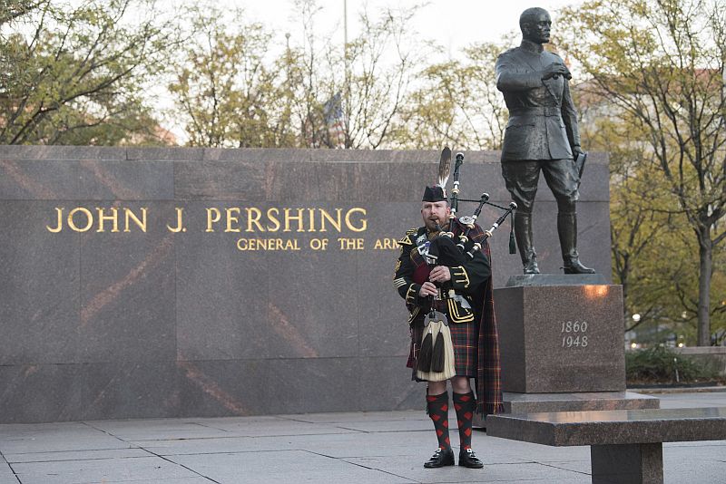 Major Peter Macgregor před washingtonskou sochou Johna Josepha Pershinga, velitele amerického expedičního sboru v Evropě. (Foto: ČTK/Kevin Wolf)