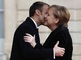Emmanuel Macron v objetí s Angelou Merkelovou. (Foto: AP/Thibault Camus)