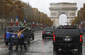 Ceremoniál ve Francii se pokusila narušit skupina Femen. Na prsou měly ženy napsáno "Vítejte váleční zločinci." (Foto: AP/Jacquelyn Martin)