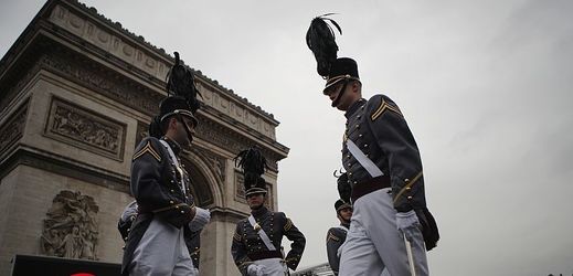 Oslavy výročí konce První světové války v Paříži. 