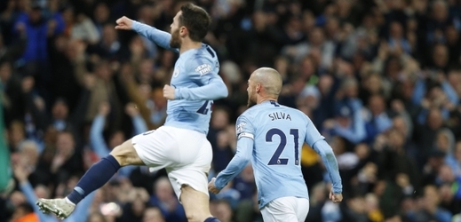 Hráči Manchesteru City slaví branku do sítě rivalů z United.
