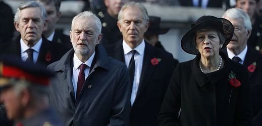 Předseda Labouristické strany Jeremy Corbyn, bývalý premiér Tony Blair (v pozadí uprostřed) a současná premiérka Theresa Mayová.