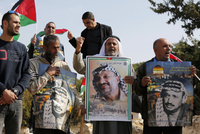 Palestinci drží fotografie Jásira Arafata při výročí 14 let od jeho úmrtí. 