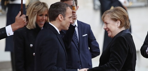 Francouzský prezident Emmanuel Macron se zdraví s německou kancléřkou Angelou Merkelovou.