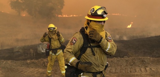 Proti požárům bojuje osm tisíc hasičů.