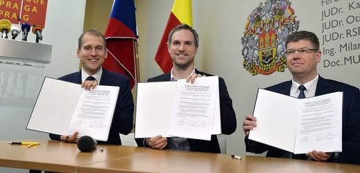 Zástupci koaličních stran podepsali na pražském magistrátu koaliční smlouvu.