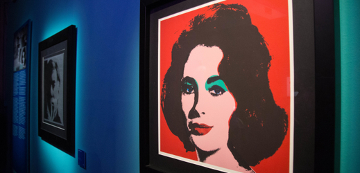 Výstava zahrnuje přes 350 děl Andyho Warhola.