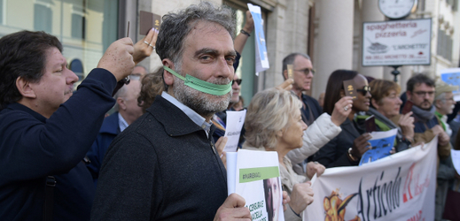 Italští novináři demonstrovali po celé zemi za svobodu slova.