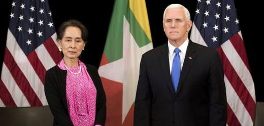 Americký viceprezident Mike Pence a barmská vůdkyně Do Aun Schan Su Ťij.