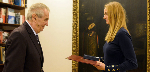Prezident Miloš Zeman při předal vyznamenání tenistce Petře Kvitové.
