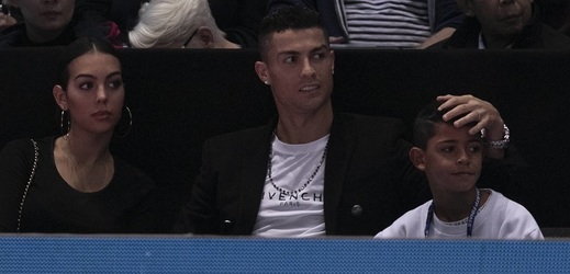 VIDEO: Ronaldo bojoval s tenisákem, trumfl ho starší syn.