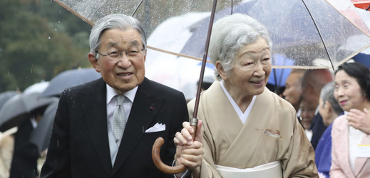 Císař Akihito s manželkou.
