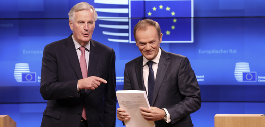 Michel Barnier (vlevo) a Donald Tusk.