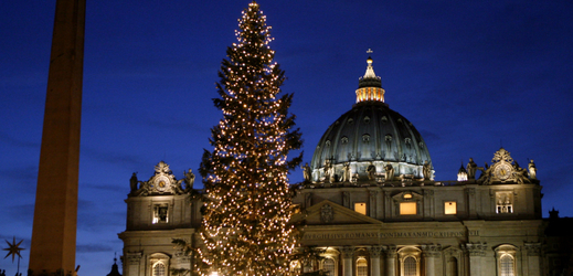 Vánoční strom na Svatopetrském náměstí ve Vatikánu.