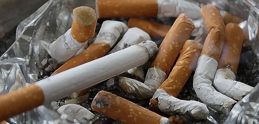 Kuřáci posmutní, návrh na zmírnění zákona o kouření v restauracích neprošel.