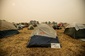 Přeživší lidé spí v provizorních kempech. (FOTO: Noah Berger).