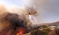 Hasiči použili k boji s živly všech možných prostředků - na snímku hašení požáru z letadla. (FOTO: Ringo H.W. Chiu).
