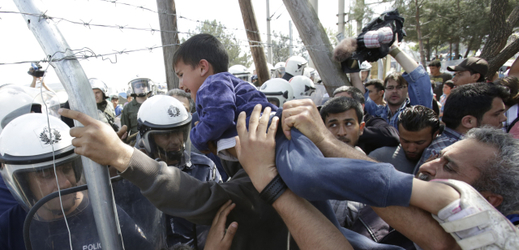 Střety migrantů a řecké policie.