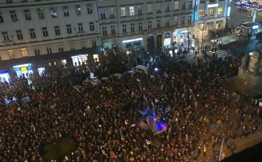 Letecký pohled na dav srocený na Václavském náměstí.