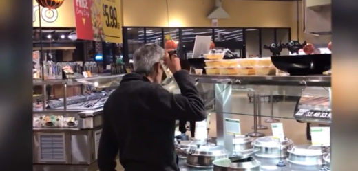 Muž v jednom z bufetů srkal polévku přímo z naběračky.