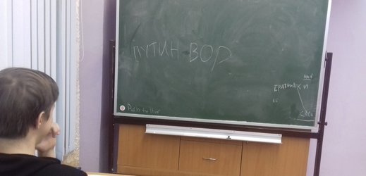 Nápis "Putin vor" (Putin je zloděj) na školní tabuli. 
