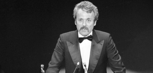 Americký scenárista William Goldman přebírá Oscara (1977).