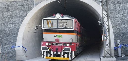 Nejdelší železniční tunel v Česku měří přes čtyři kilometry.