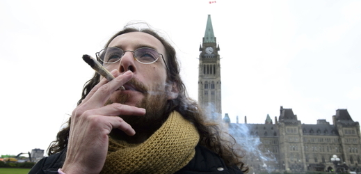 Muž kouřící marihuanu, Ottawa, Kanada.