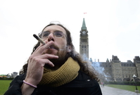 Muž kouřící marihuanu, Ottawa, Kanada.