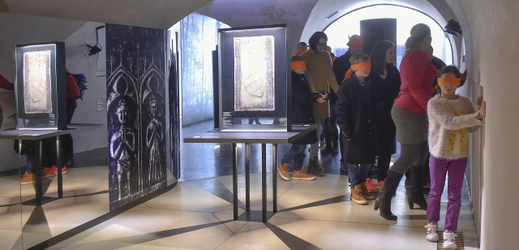 Návštěvníci Muzea nové generace ve Žďáru nad Sázavou mohli absolvovat prohlídku se zavázanýma očima za doprovodu průvodců.