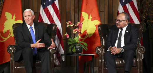 Americký viceprezident Mike Pence s premiérem Papui-Nové Guinei Peterem O'Neillem. 
