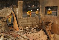 Počet obětí lesního požáru vystoupal na 76.