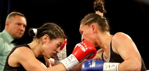 První porážku v profesionálním ringu si v sobotu večer v německé Desavě připsala česká boxerka Lucie Sedláčková (na snímku vpravo).