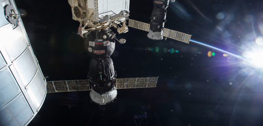 Zásobovací loď Progress u ISS.