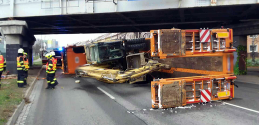 Kamion v Brně narazil do konstrukce mostu a převrátil se.
