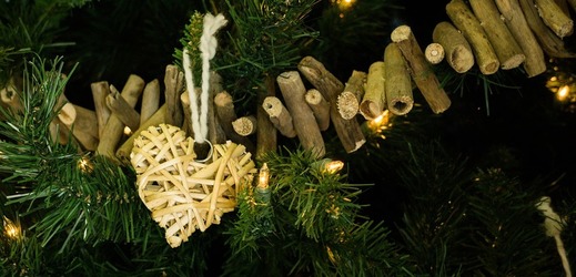 Trendem letošních Vánoc jsou dřevěné ozdoby (ilustrační foto).