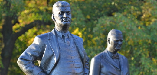 Sousoší Tomáše a Jana Antonína Bati v Univerzitním parku ve Zlíně naproti bývalé administrativní budově firmy Baťa, která dnes slouží jako sídlo krajského úřadu. Autorem bronzových soch je Radim Hanke.