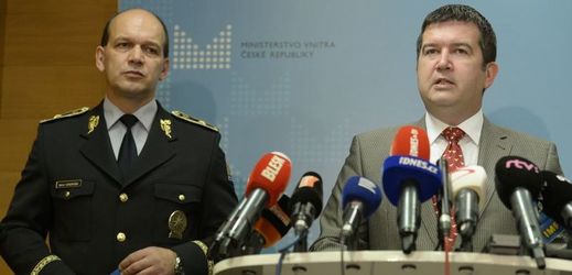 Ministr vnitra Jan Hamáček (vpravo) a první náměstek policejního prezidenta Martin Vondrášek (vlevo).