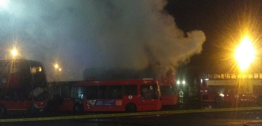 Ohromný požár v Londýně. Hoří autobusové depo.