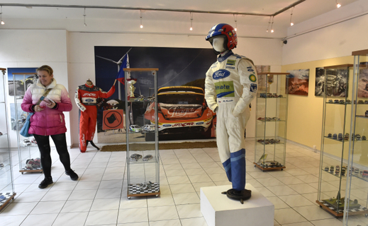 Velká část výstavy je věnována luhačovickému jezdci Romanu Krestovi.