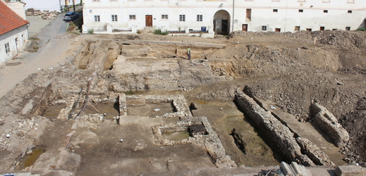 Zachovalá část tvrze ze 14. století, kterou našli archeologové na dvoře Jinonického zámku.