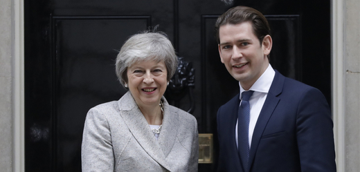 Britská premiérka Theresa Mayová při setkání s rakouským kancléřem Sebastianem Kurzem.